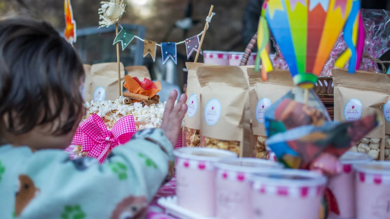 Feira da Lua mantém tradição e movimenta a Praça dos Leões há mais de 10 anos