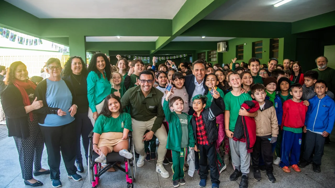 Escola Municipal Takeshi Oishi é entregue revitalizada e marca início de programa de recuperação das unidades de ensino em Paranaguá