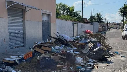 Secretaria Municipal de Meio Ambiente realiza diariamente os serviços de coleta do lixo doméstico e de entulhos, porém algumas pessoas ainda insistem em descartar os resíduos nas ruas e terrenos baldios
