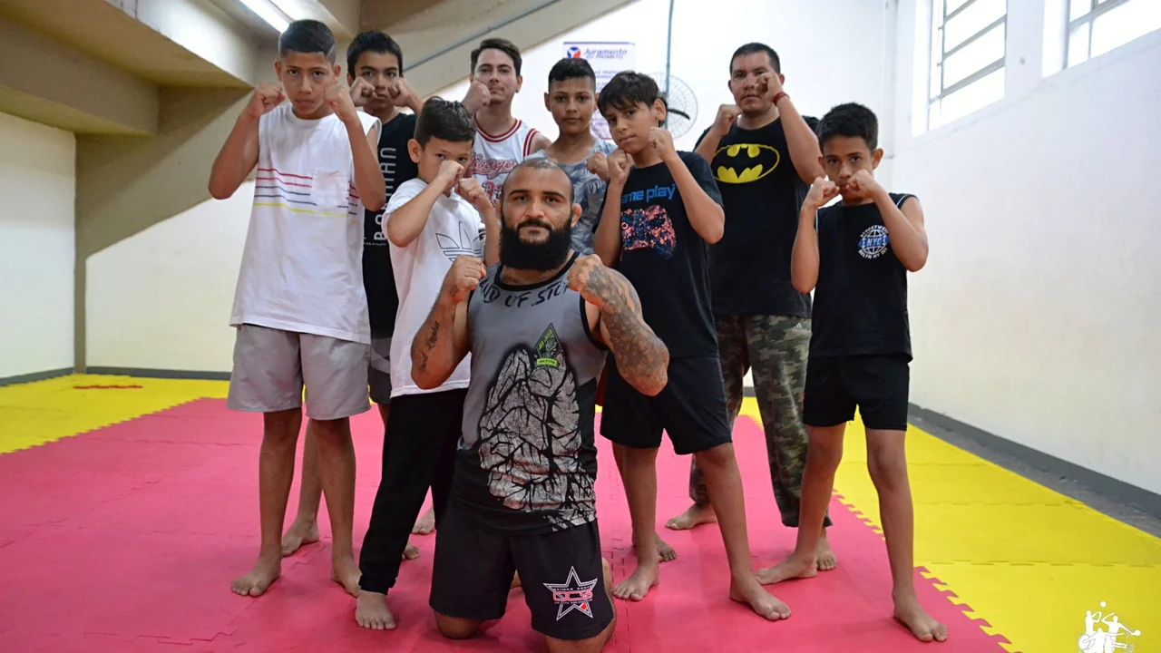 MMA com John Lineker: primeira aula com o campeão mundial reuniu parnanguaras de todas as idades