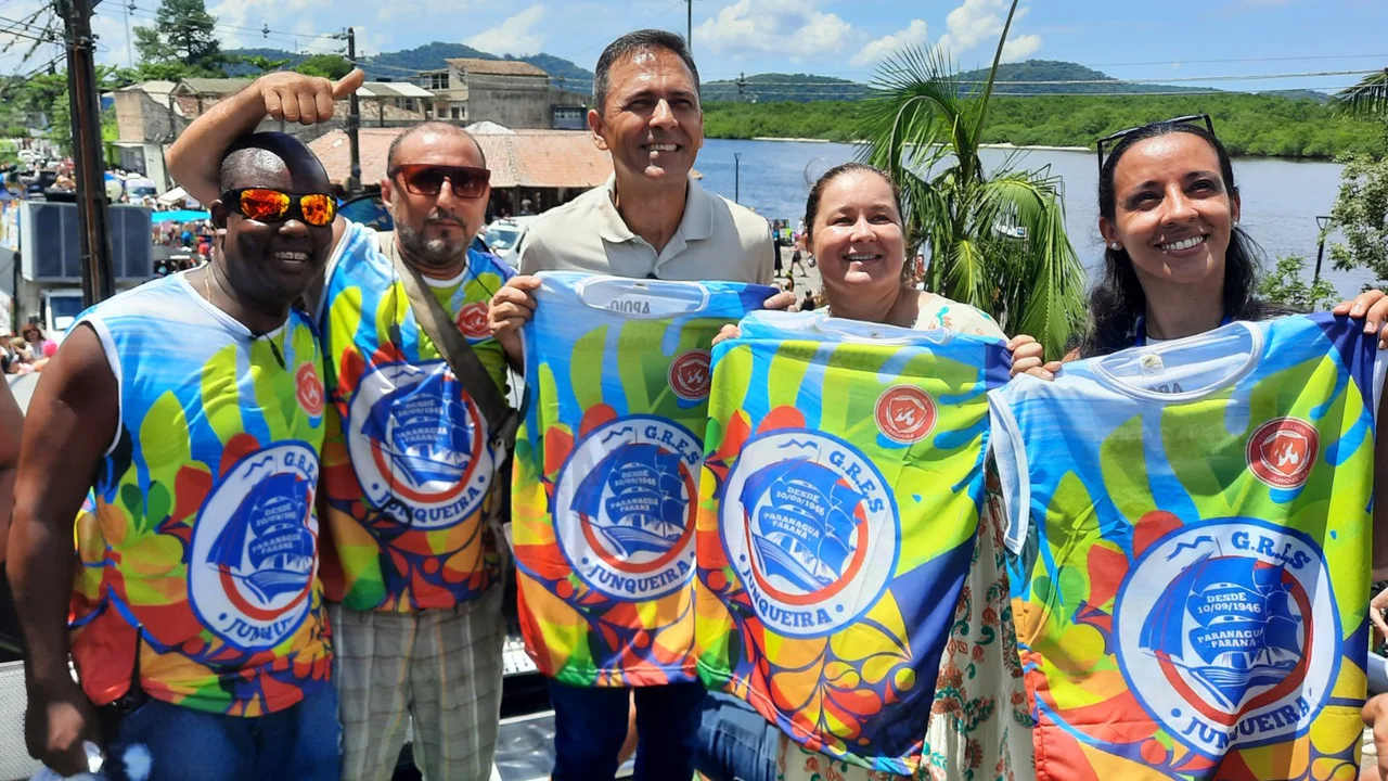 Paranaguá mantém tradição do Banho à Fantasia com grande festa e milhares de foliões