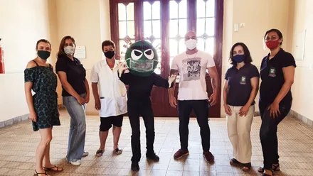 Equipe da Secretaria Municipal de Saúde com a "Covid-19", fantasia confeccionada para ações de vacinação contra a doença