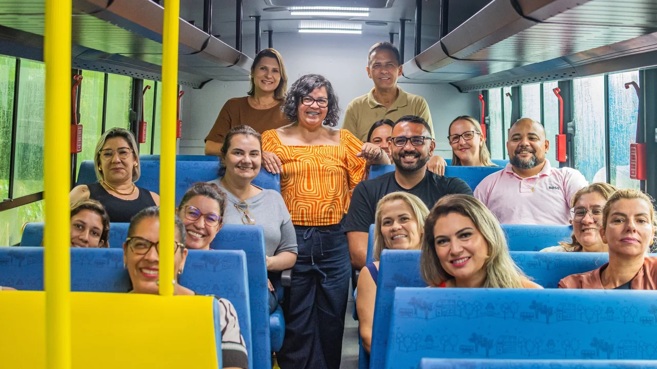 Secretaria de Educação disponibiliza novo ônibus para atender alunos das colônias