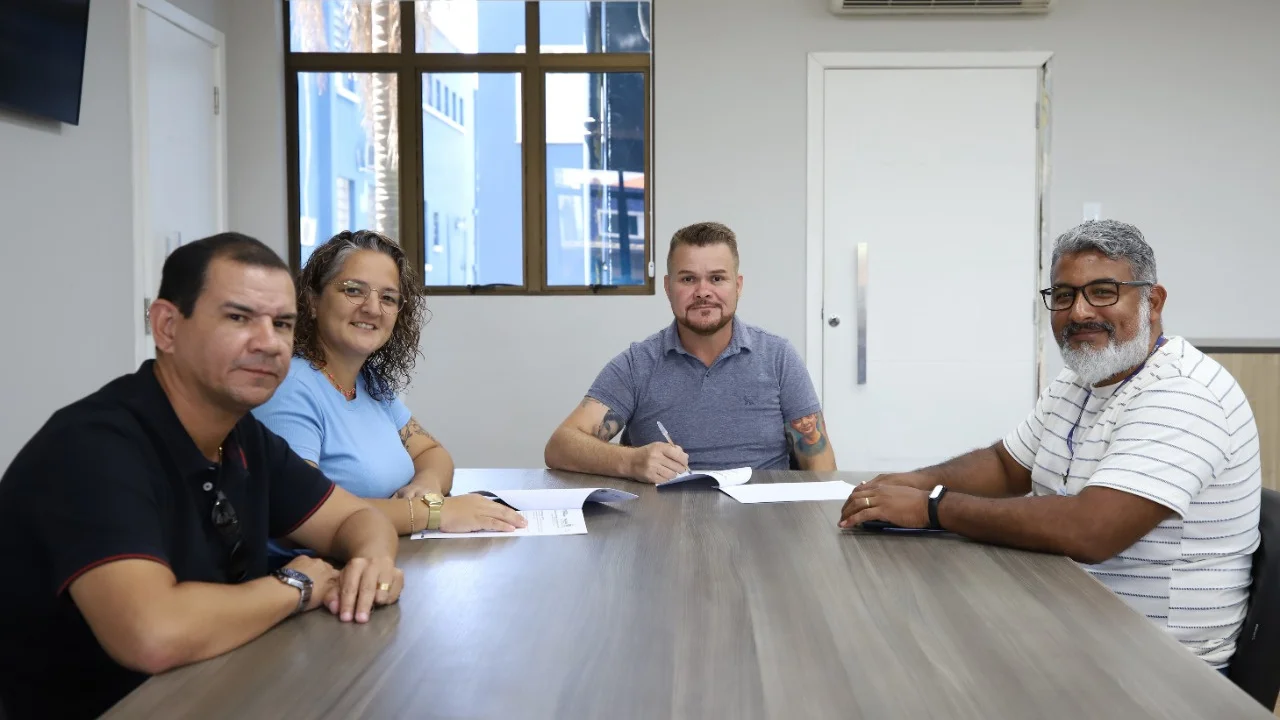 Semedi firma convênios com o Sebrae e a Portos do Paraná