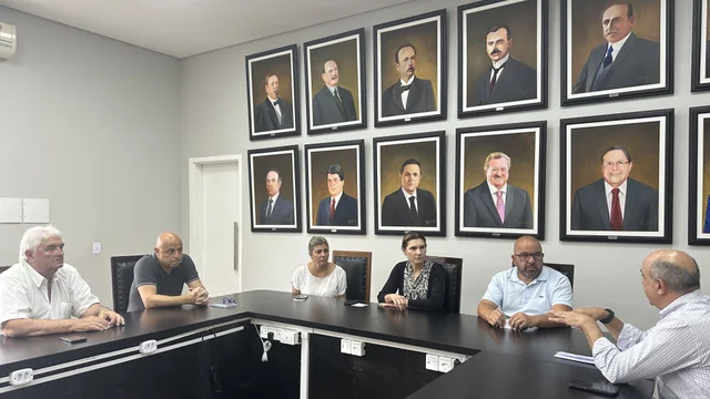 Vice-prefeita Fabiana Parro recebe representantes da Fomento Paraná 