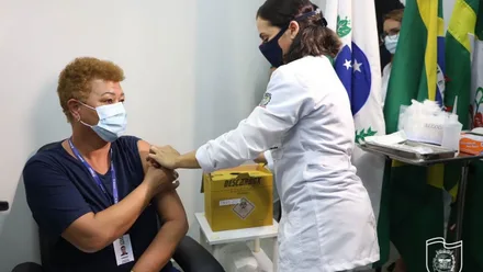 A técnica de enfermagem, Vaniza Barboza Zague recebeu a dose aplicada pela enfermeira Andréa Gomes de Moura.