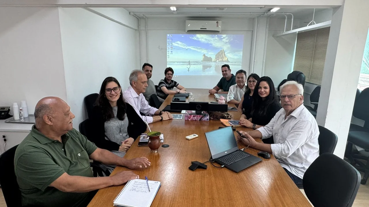 Ações para regularizações fundiárias são discutidas entre representantes de Paranaguá e do Estado