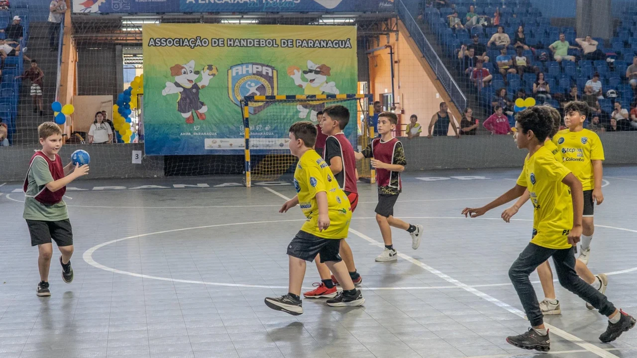 Mais de 300 crianças participam do 4.º Festival Parnanguara de Handebol em Paranaguá