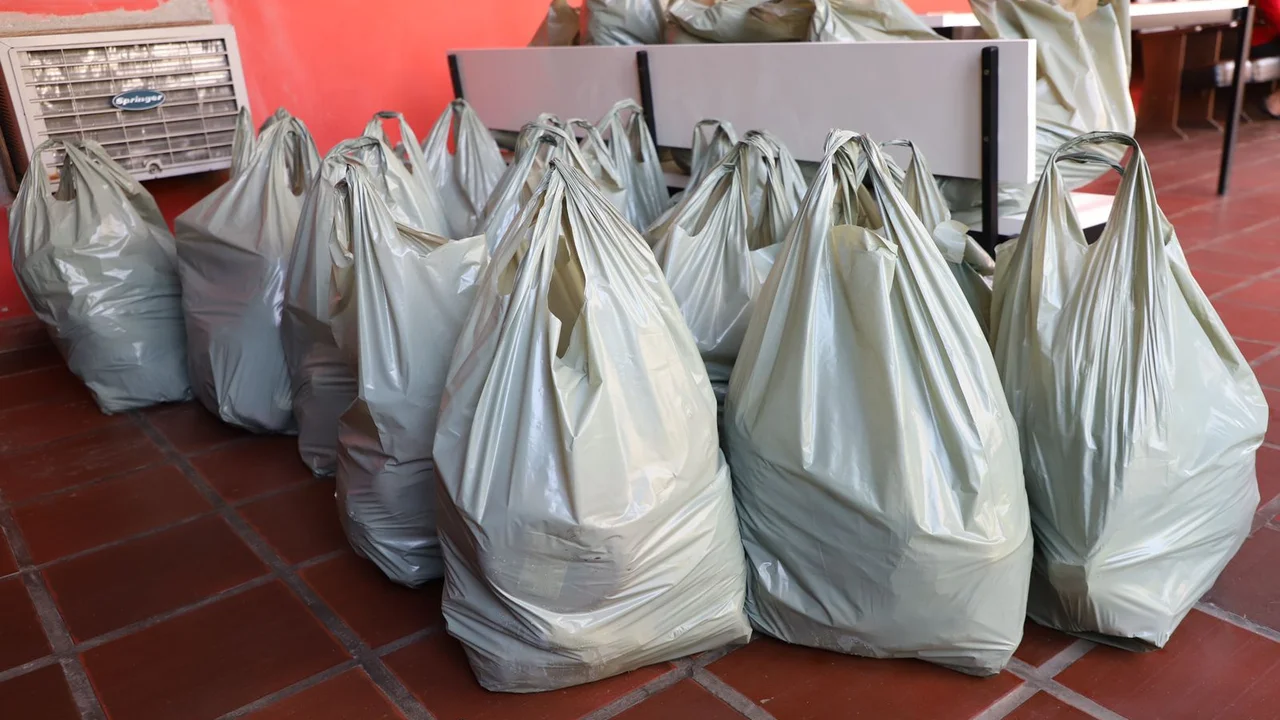Os kits de alimentos, oriundos da agricultura familiar, são entregues nos CRAS