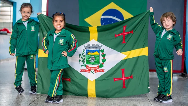 Prefeitura de Paranaguá entrega uniformes completos a estudantes da rede municipal