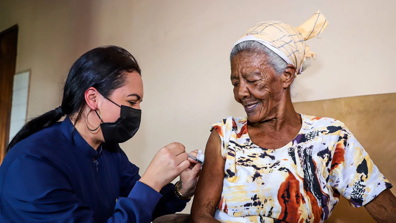 Contra a Covid-19: idosa com mais de 100 anos é a primeira a ser vacinada com a terceira dose em Paranaguá