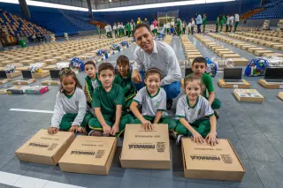 Educação ganha reforço com entrega de kits escolares e Chromebooks na rede municipal