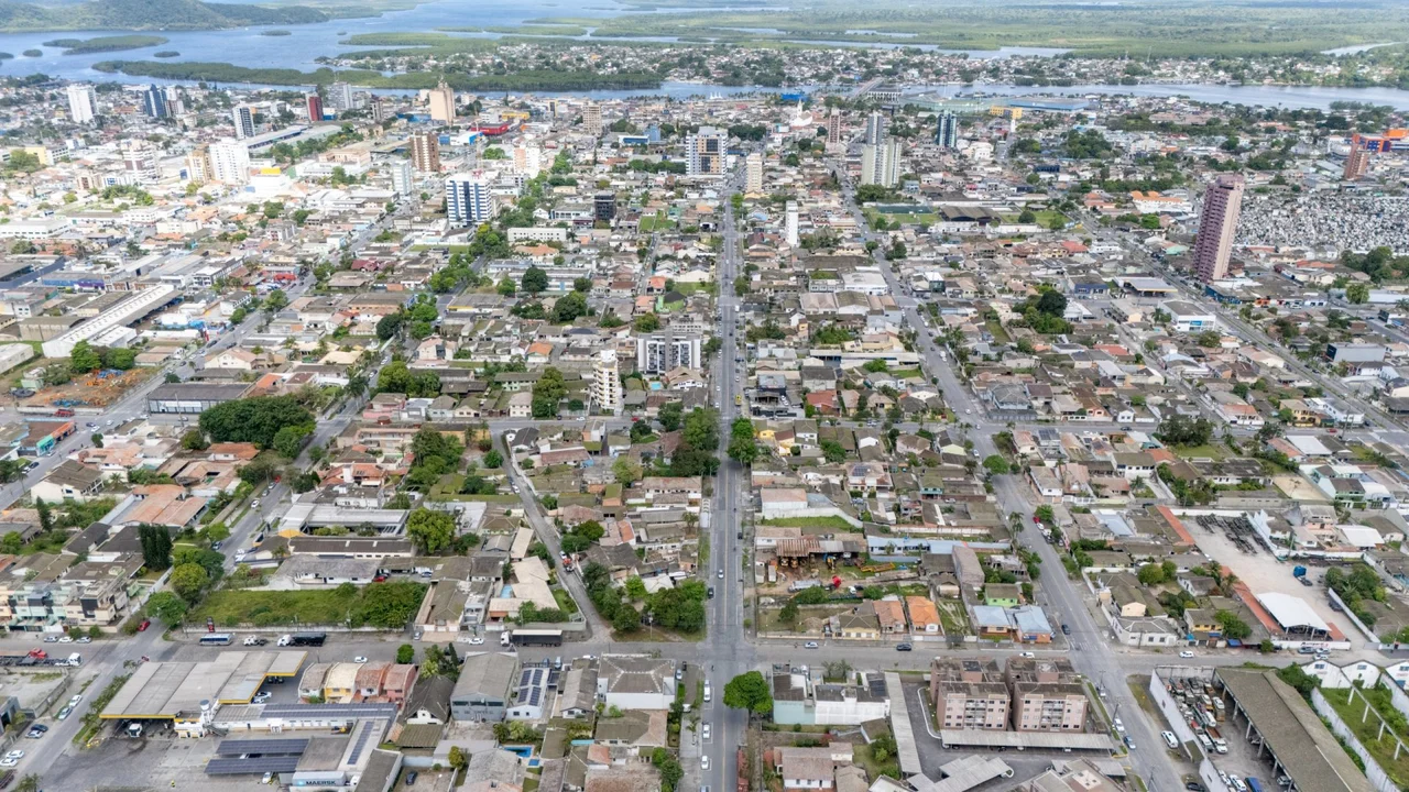Prefeitura de Paranaguá intensifica operação tapa-buraco em várias regiões da cidade dentro do plano de revitalização viária