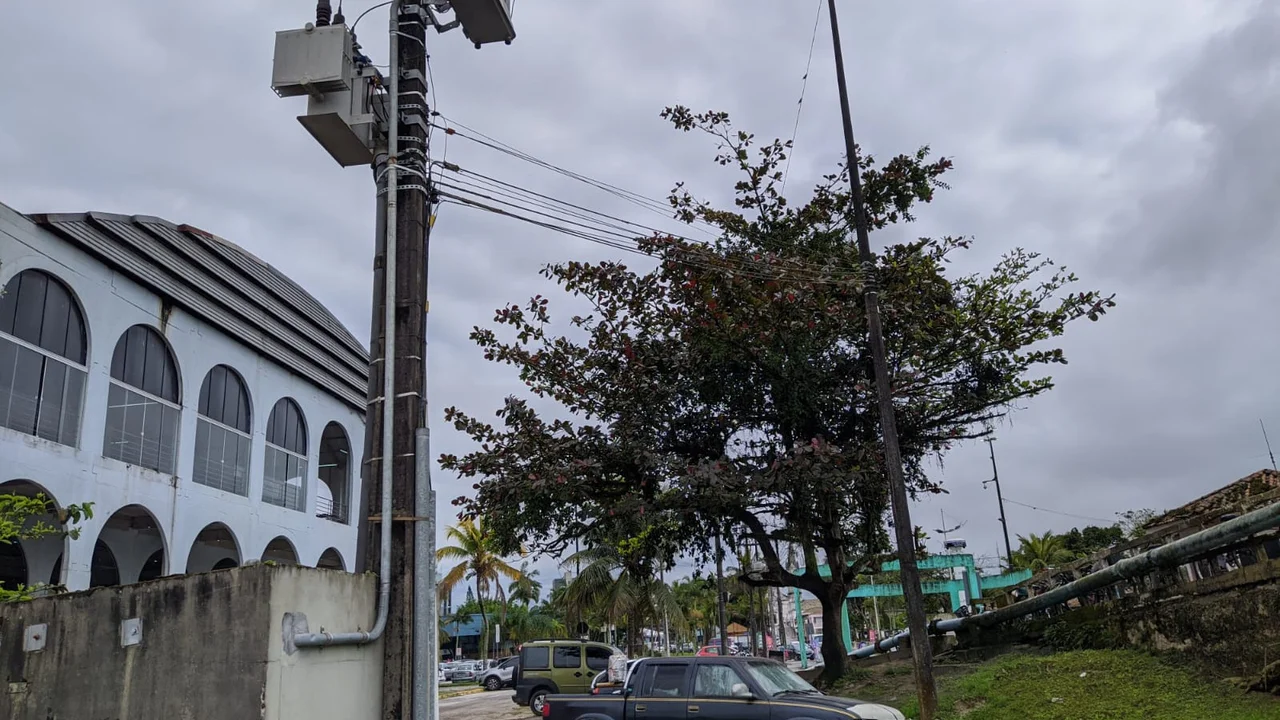 Empresas de telefonia instalaram cabeamento na cabeceira da passarela da Ilha dos Valadares sem autorização da Prefeitura