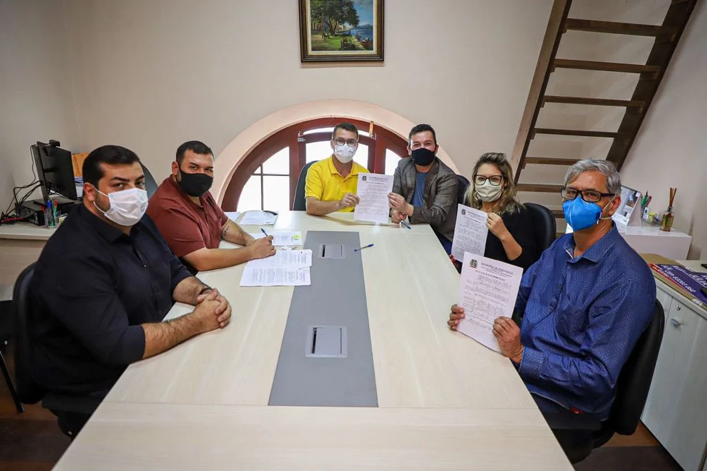 Prefeito sanciona leis que atendem diferentes segmentos da comunidade
