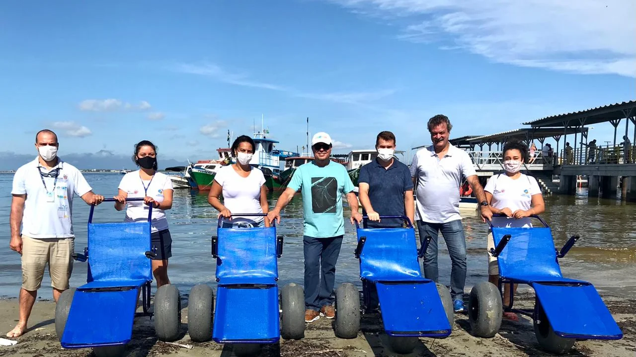 Ilha do Mel recebe cadeiras anfíbias garantindo acessibilidade