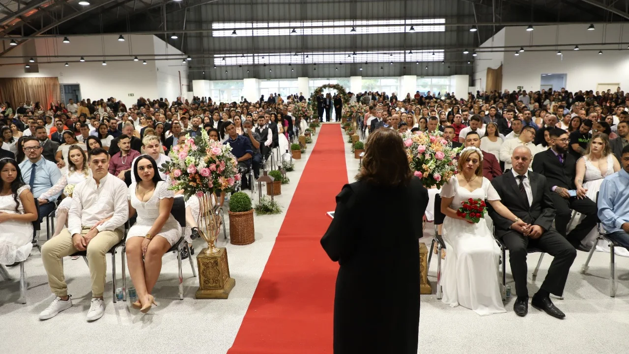 Casamento coletivo une 170 casais em Paranaguá