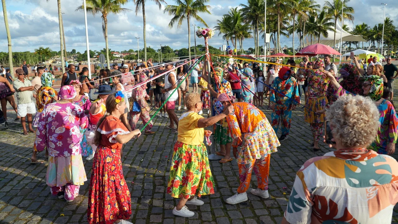 Folia do Boi de Mamão anima o pré-carnaval de Paranaguá