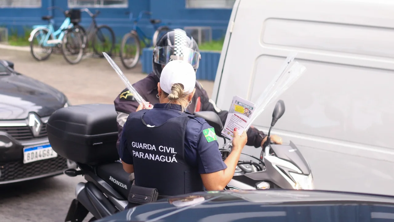 ‘Corta cerol’ e protetor de pescoço para motoristas são entregues em blitz educativas