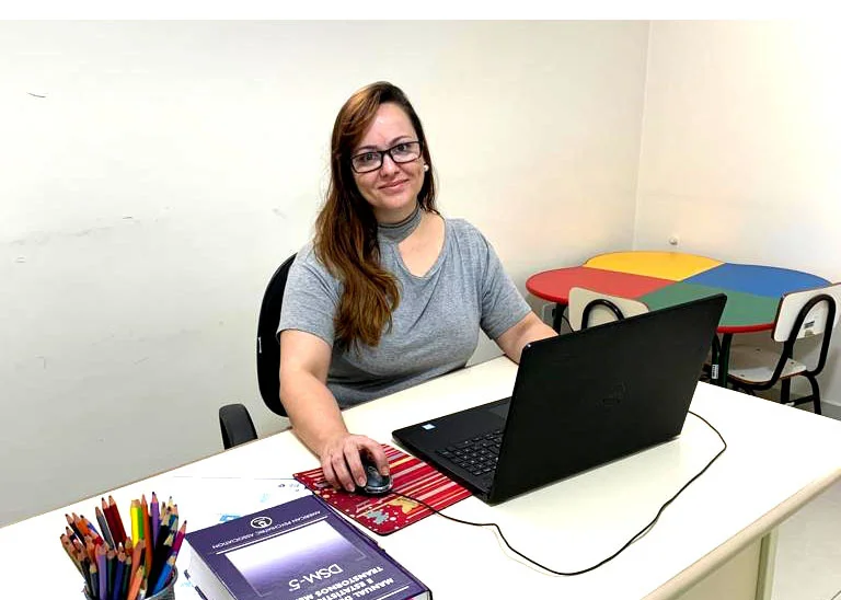 Psicóloga dá dicas de como falar sobre o câncer de mama para os filhos