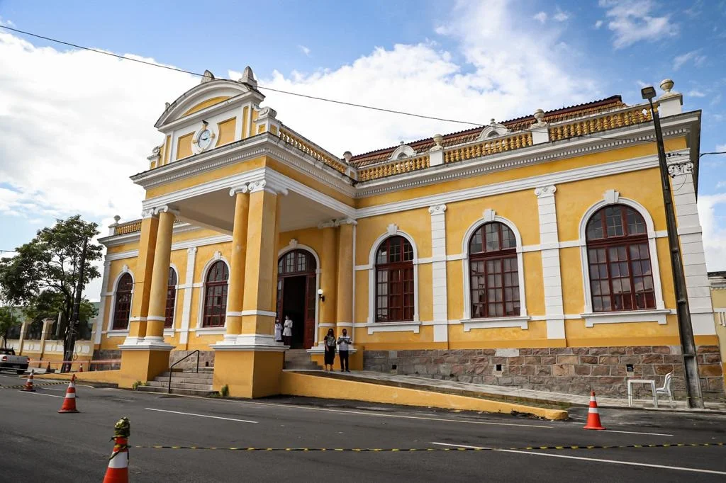 Baixou a faixa etária: profissionais da Educação privada com 25 anos ou mais serão vacinados nesta segunda-feira
