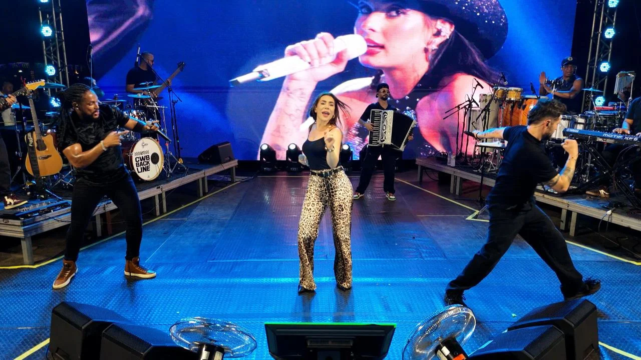 Show de Naiara Azevedo lota Praça de Eventos