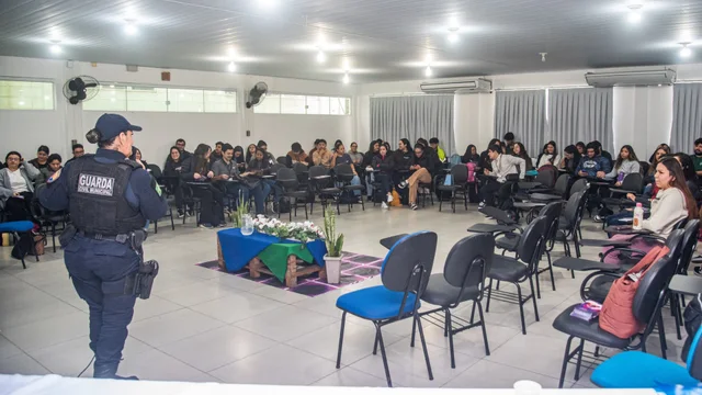 Prefeitura de Paranaguá leva debate sobre violência contra a mulher para estudantes da Unespar durante o Agosto Lilás