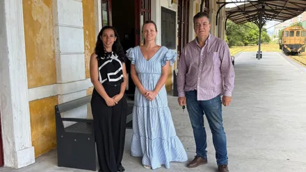 Ivana, neta da dona Célia, juntamente com o secretário Ivan Lapolli Filho e a superintendente Paula Torres