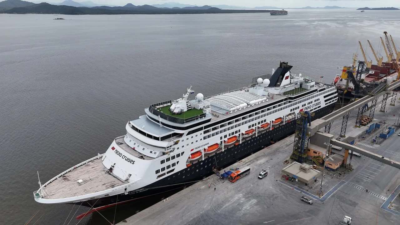 Paranaguá se destaca no turismo com a chegada de grandes navios de cruzeiro, impulsionando a economia local