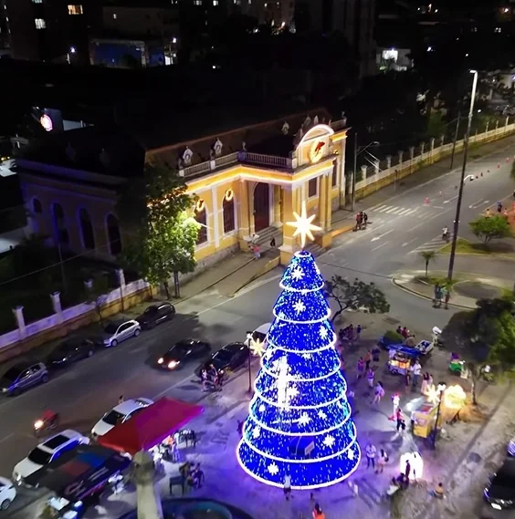 Decoração iluminada atrai famílias para Estação Ferroviária