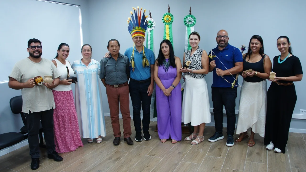 Prefeito Adriano Ramos recebe representantes da comunidade indígena da Ilha da Cotinga