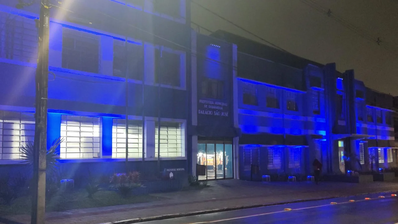 Prédios públicos e passarela são iluminados com a cor turquesa