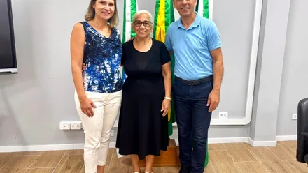 Dona Maria com o prefeito Adriano Ramos e a vice Fabiana Parro