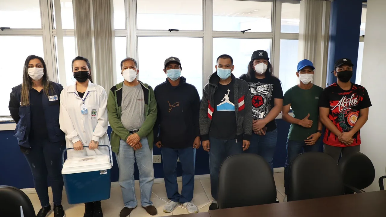 Filipinos são vacinados no interior do Porto de Paranaguá