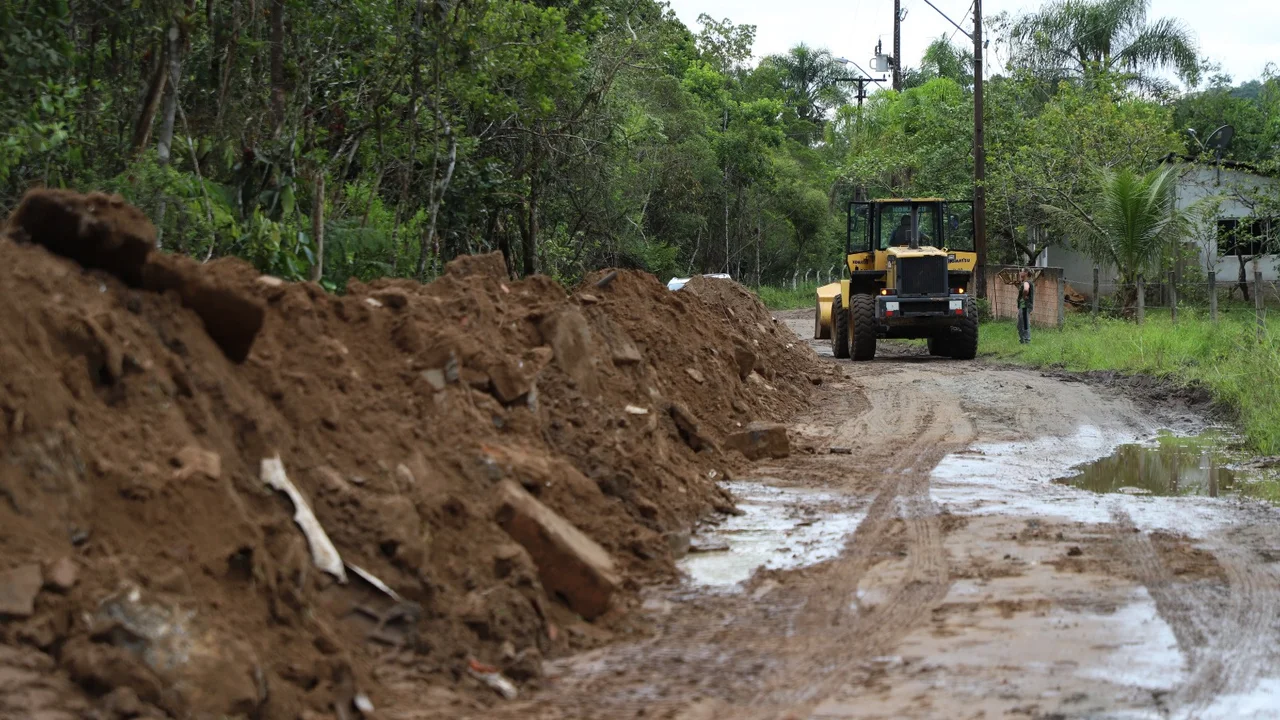 Prefeitura realiza serviços de infraestrutura na Colônia Visconde de Nácar