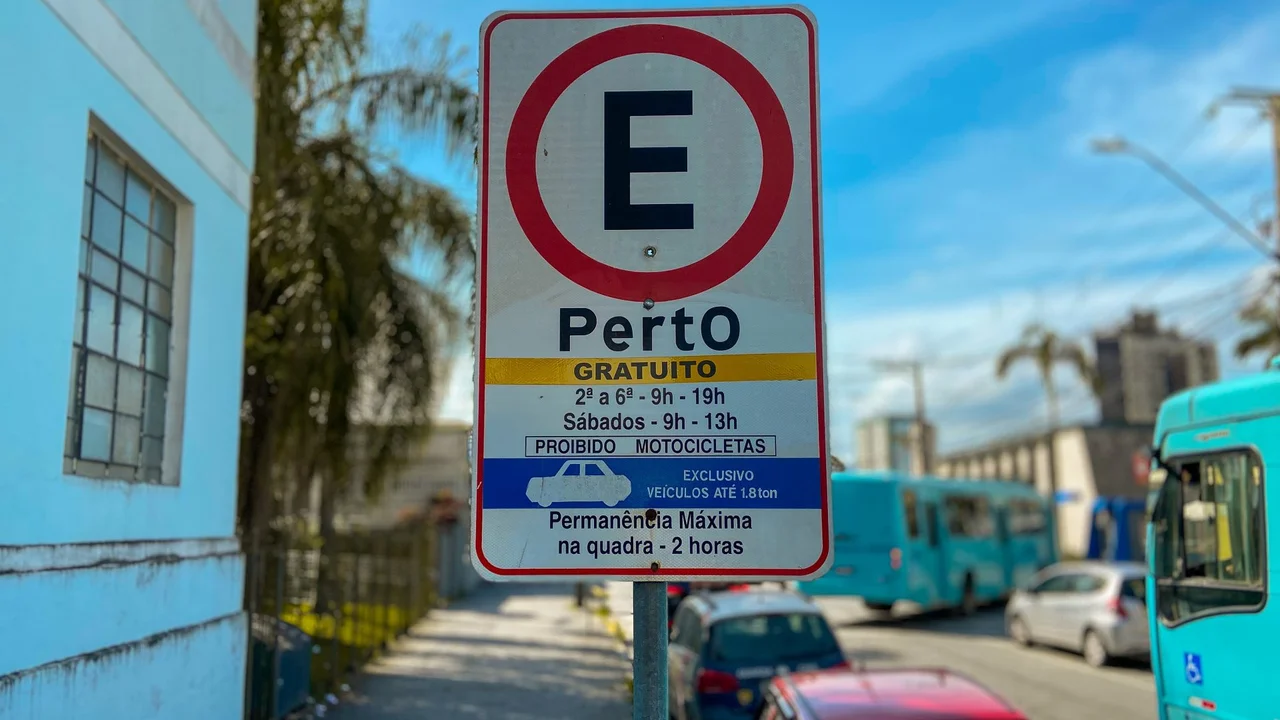 Cobrança do cartão PERTO chega ao fim, mas fiscalização do estacionamento rotativo continua
