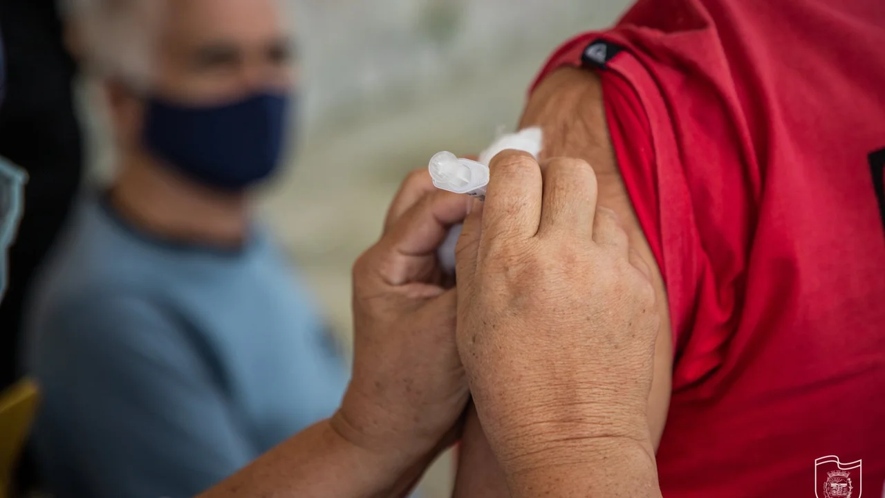 Vacinação é ampliada para pessoas com idade acima de 80 anos