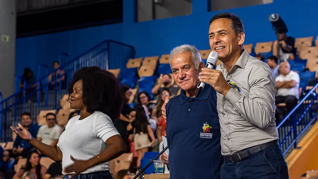 Jogos Escolares 2025 de Paranaguá são abertos com arena lotada e retorno da tocha olímpica