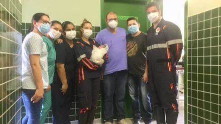 O parto ocorreu com auxílio da equipe  do Branquinho: os médicos Leandro e Eduardo e da técnica em enfermagem Erineia, além da enfermeira Monique do Samu