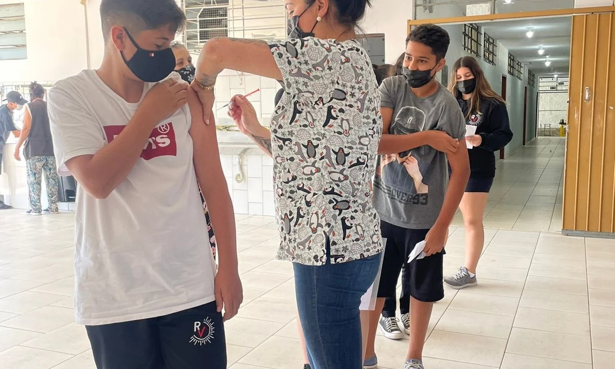 Contra Covid-19: equipe itinerante leva vacina nas escolas de Paranaguá