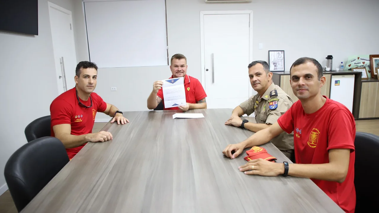 Prefeito Marcelo recebe representantes do Corpo de Bombeiros