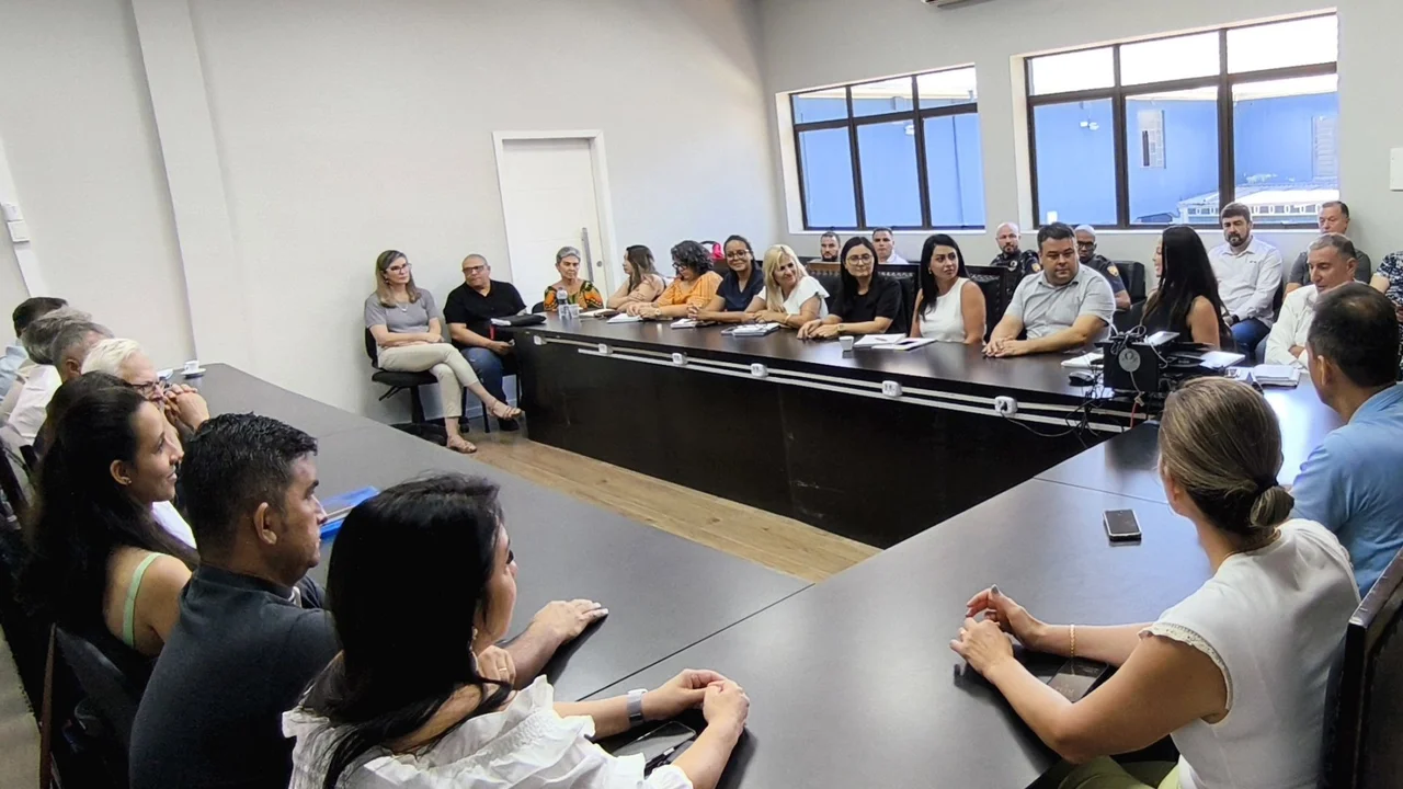 Prefeito reúne novo secretariado, pede dedicação e quer soluções práticas