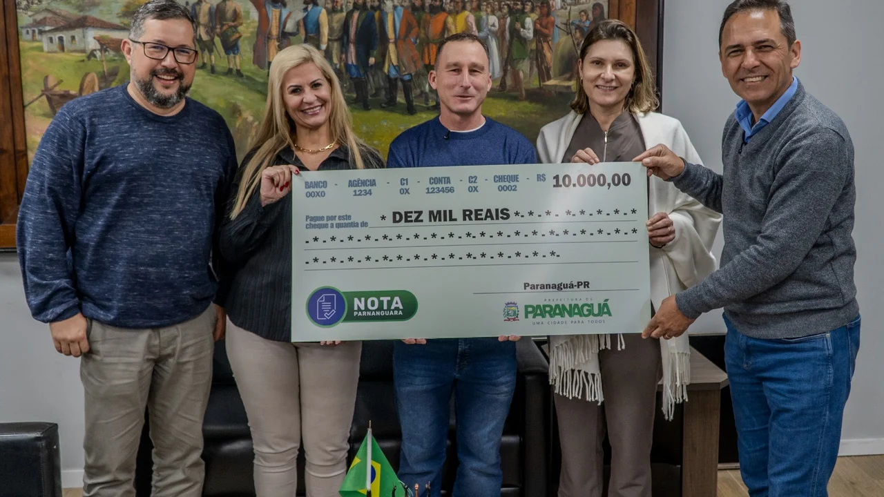 Prefeitura entrega prêmio de R$ 10 mil a ganhador do Nota Parnanguara