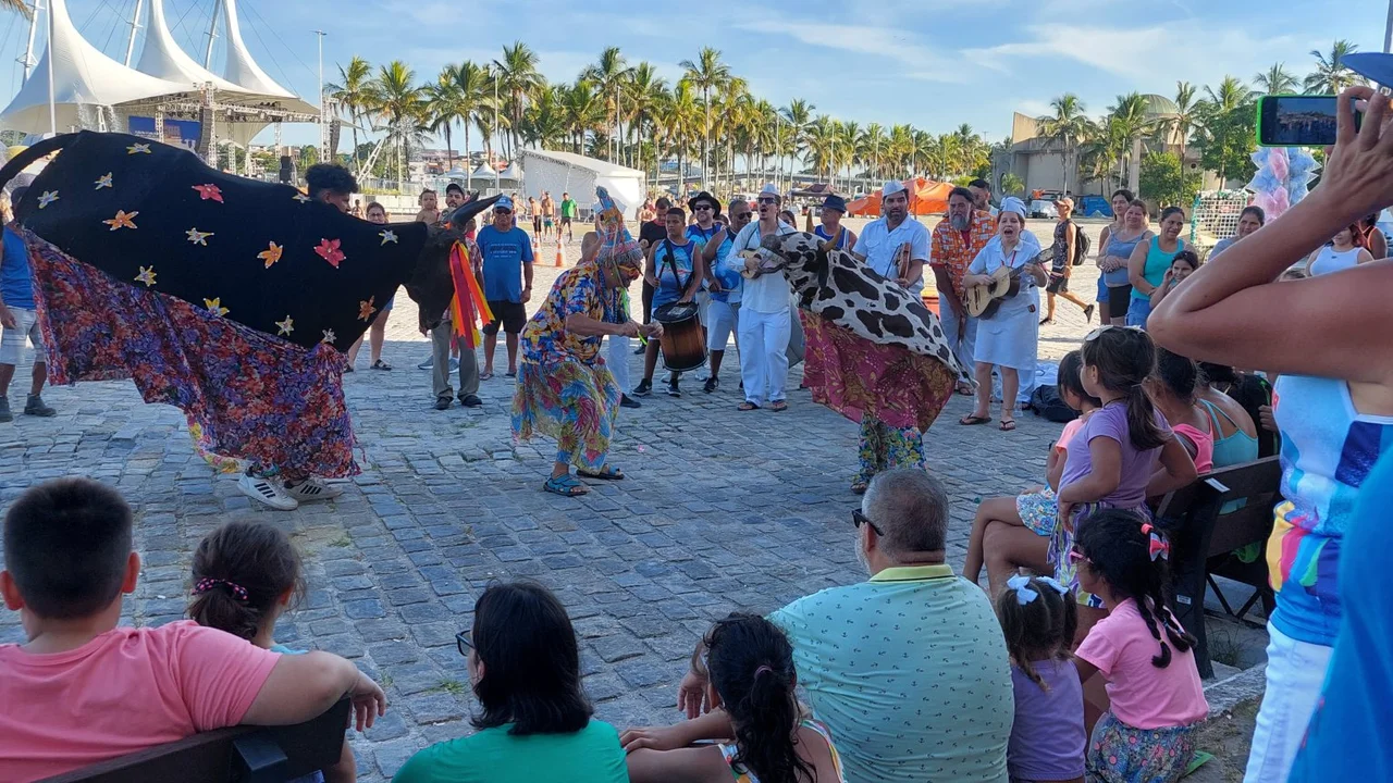 Baile infantil anima a segunda-feira de Carnaval em Paranaguá