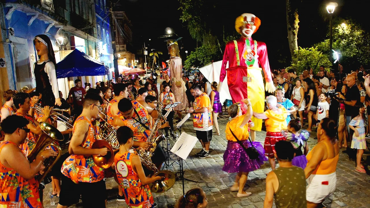 Bloco do Boneco anima a noite na Rua da Praia