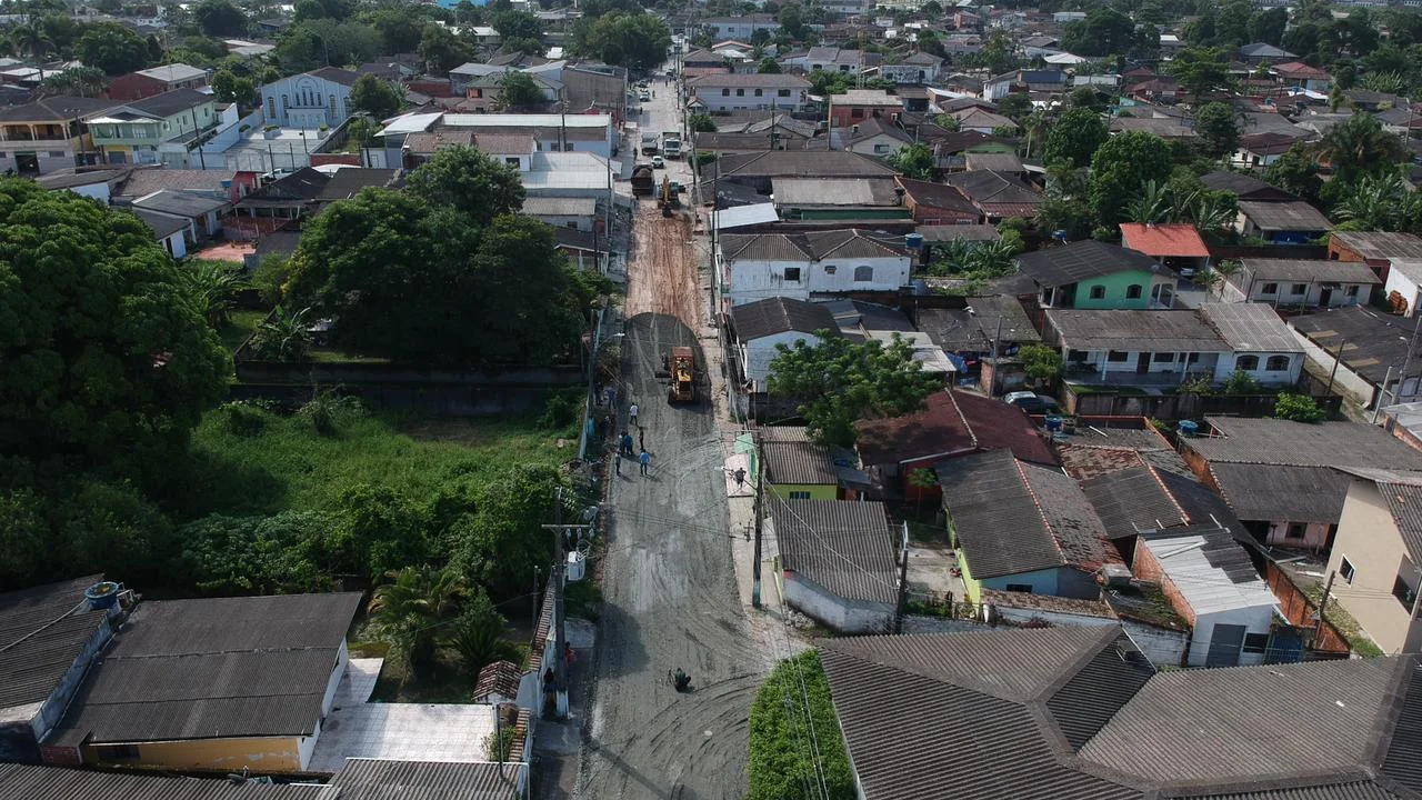 Rua João Teixeira na Ilha dos Valadares recebe pavimentação asfáltica