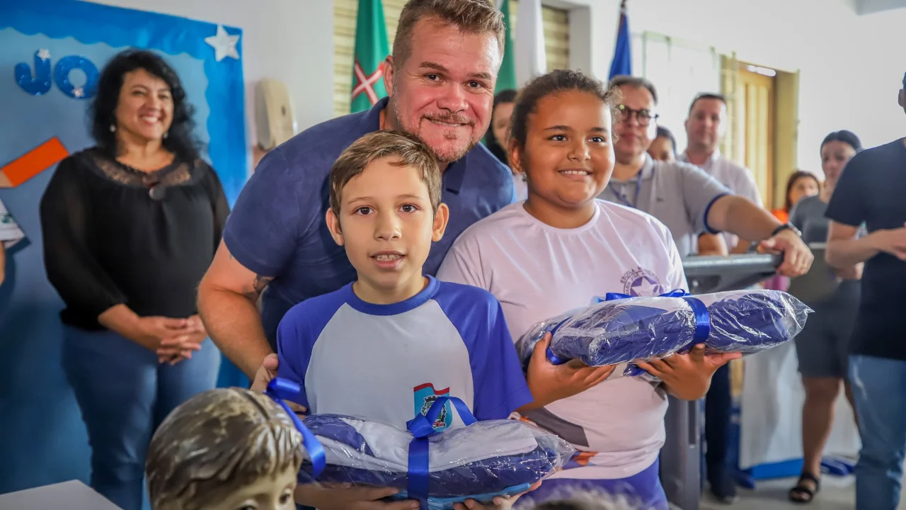 Alunos da rede municipal recebem uniforme escolar em Paranaguá