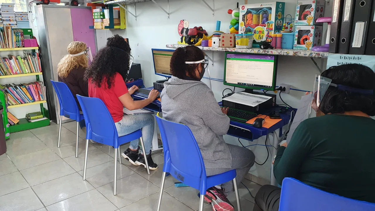Profissionais da educação participam de planejamento para o retorno das aulas presenciais