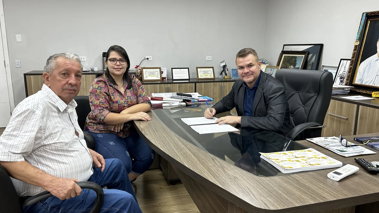 Prefeito Marcelo Roque sanciona leis municipais