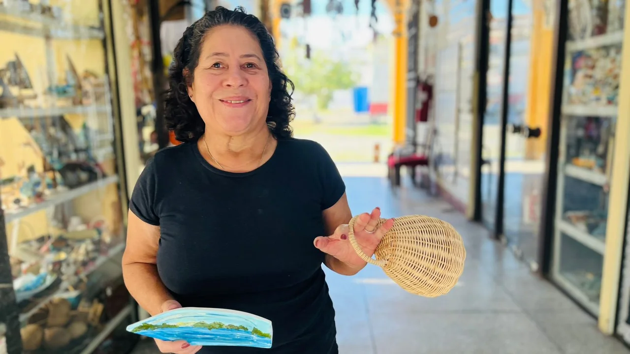 Artesãos do Mercado do Artesanato transformam cipó-imbé em artes
